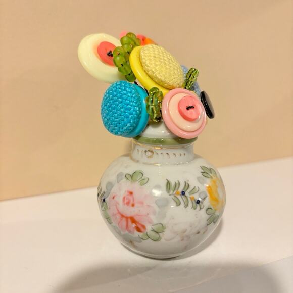 Cheerful Button Bouquet In Handpainted S/P Shaker. - Picture 5 of 5